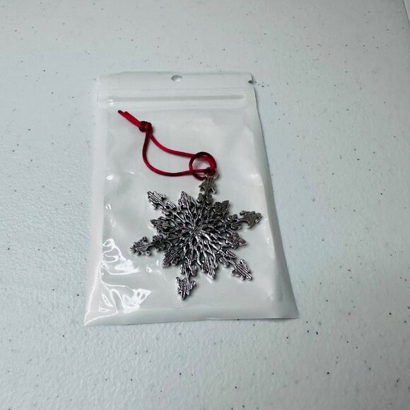 Christmas Tree Ornament Snowflake Ornament Decoration Metal With Red Ribbon - Picture 6 of 7
